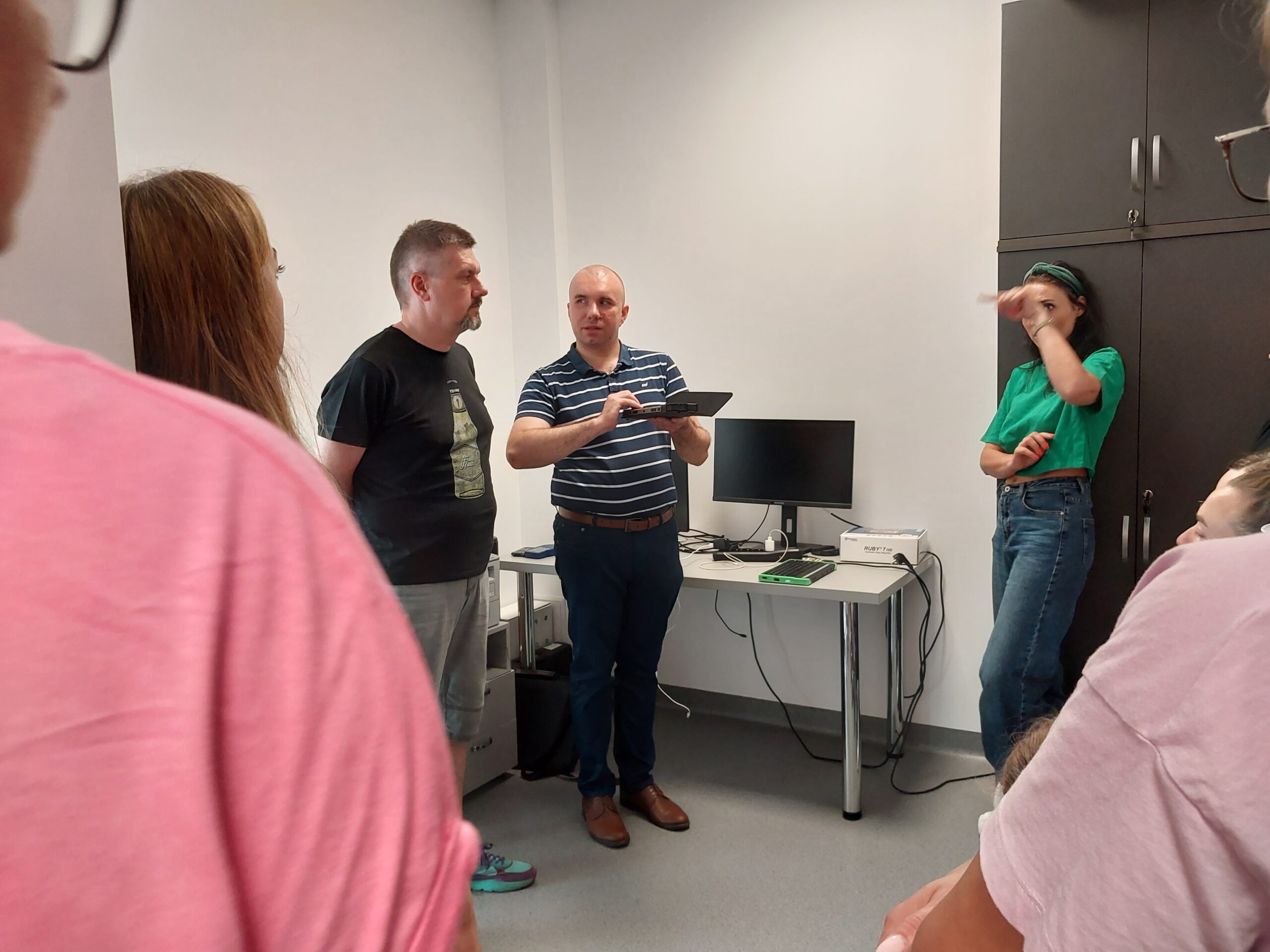 Pracownicy prezentują sprzęty.