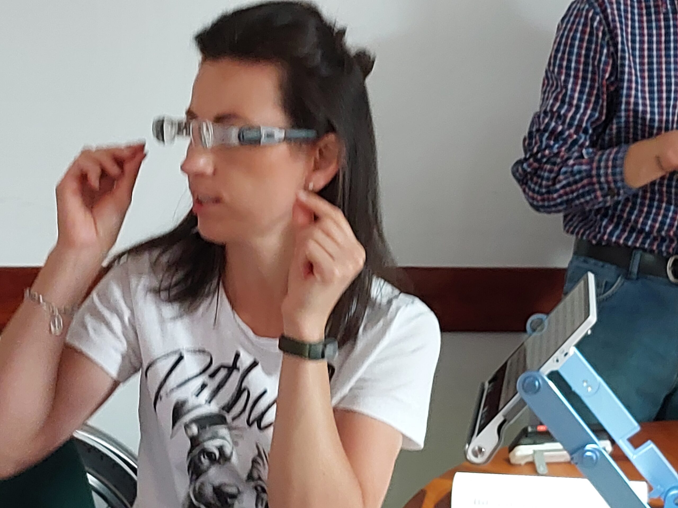 Uczestniczka przymierza specjalne okulary.