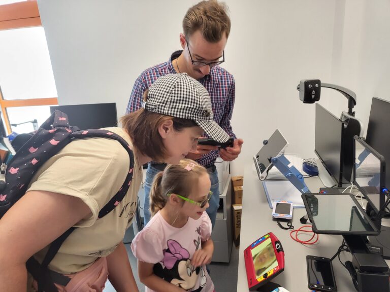 Uczennica ogląda sprzęt.