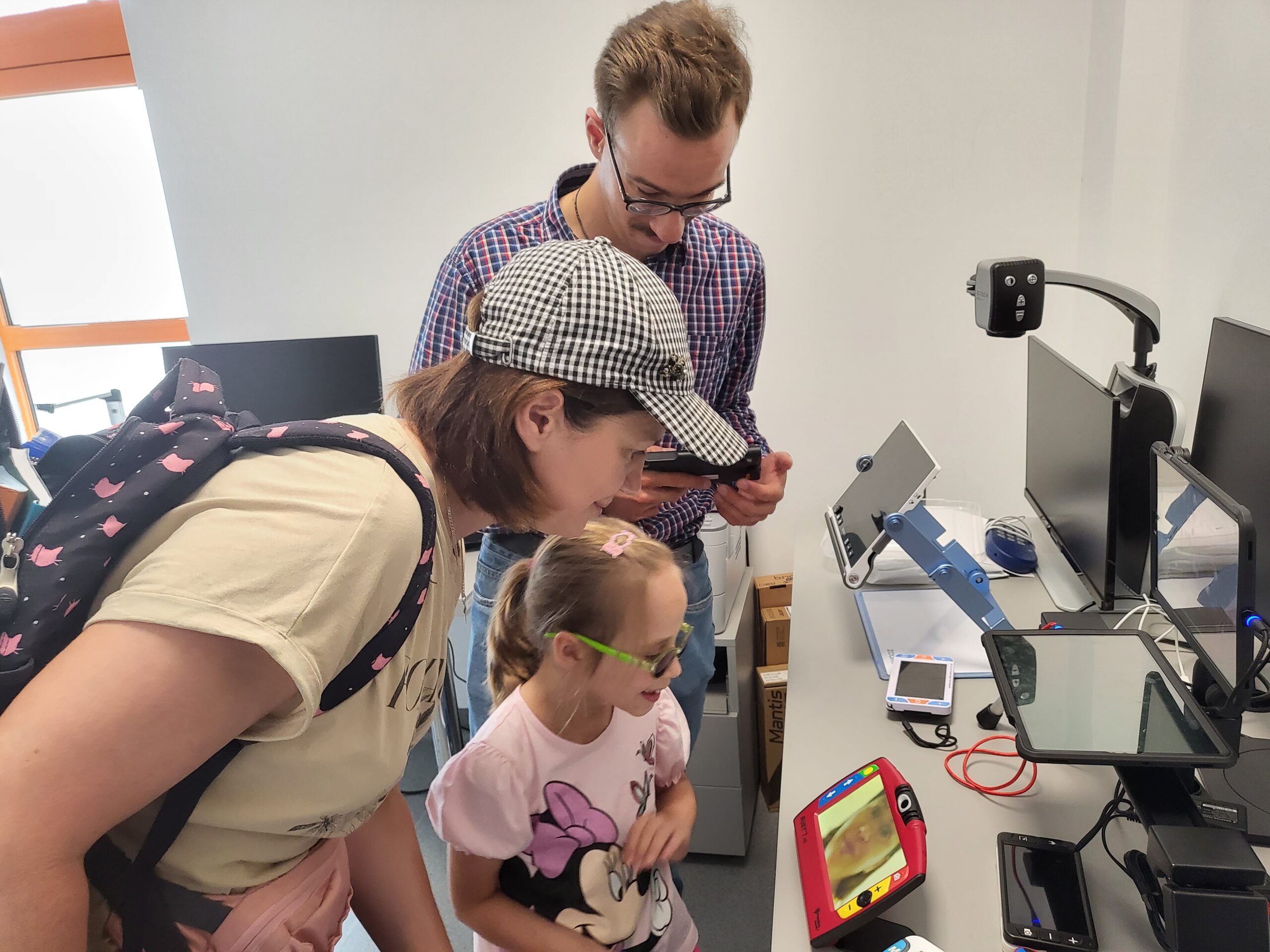 Uczennica ogląda sprzęt.