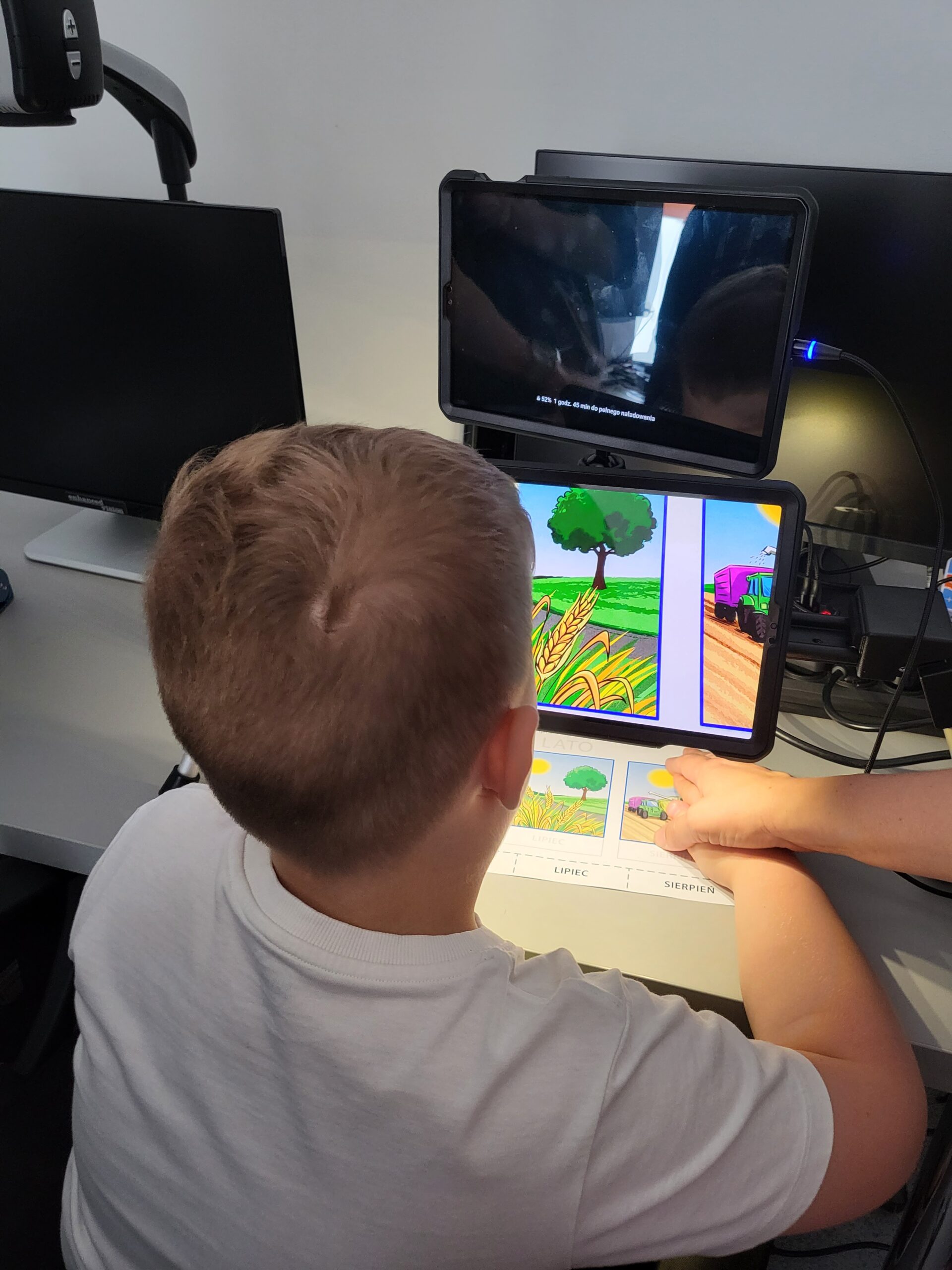 Chłopiec testuje jedno z urządzeń.