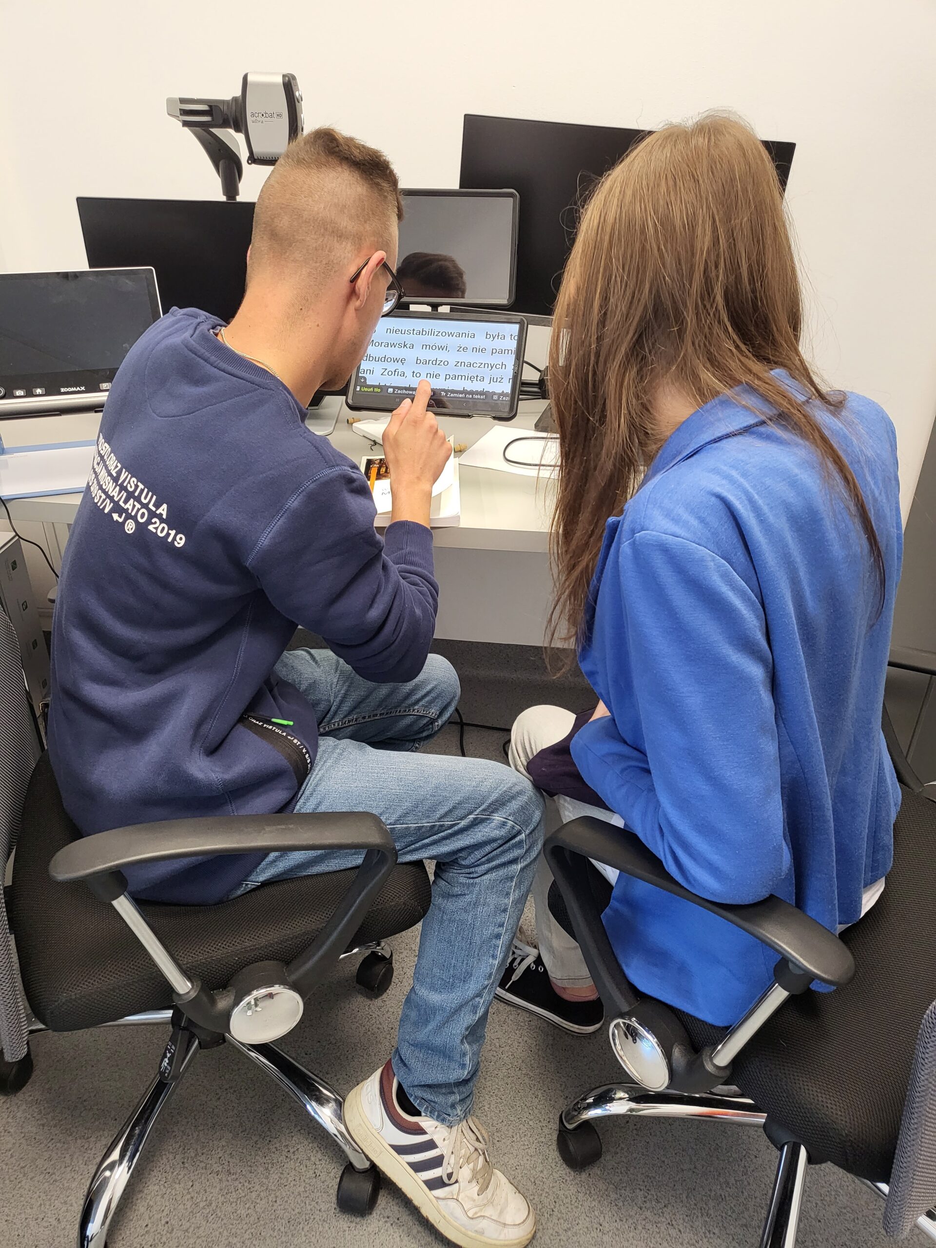 Pracownik prezentuje powiększalnik.