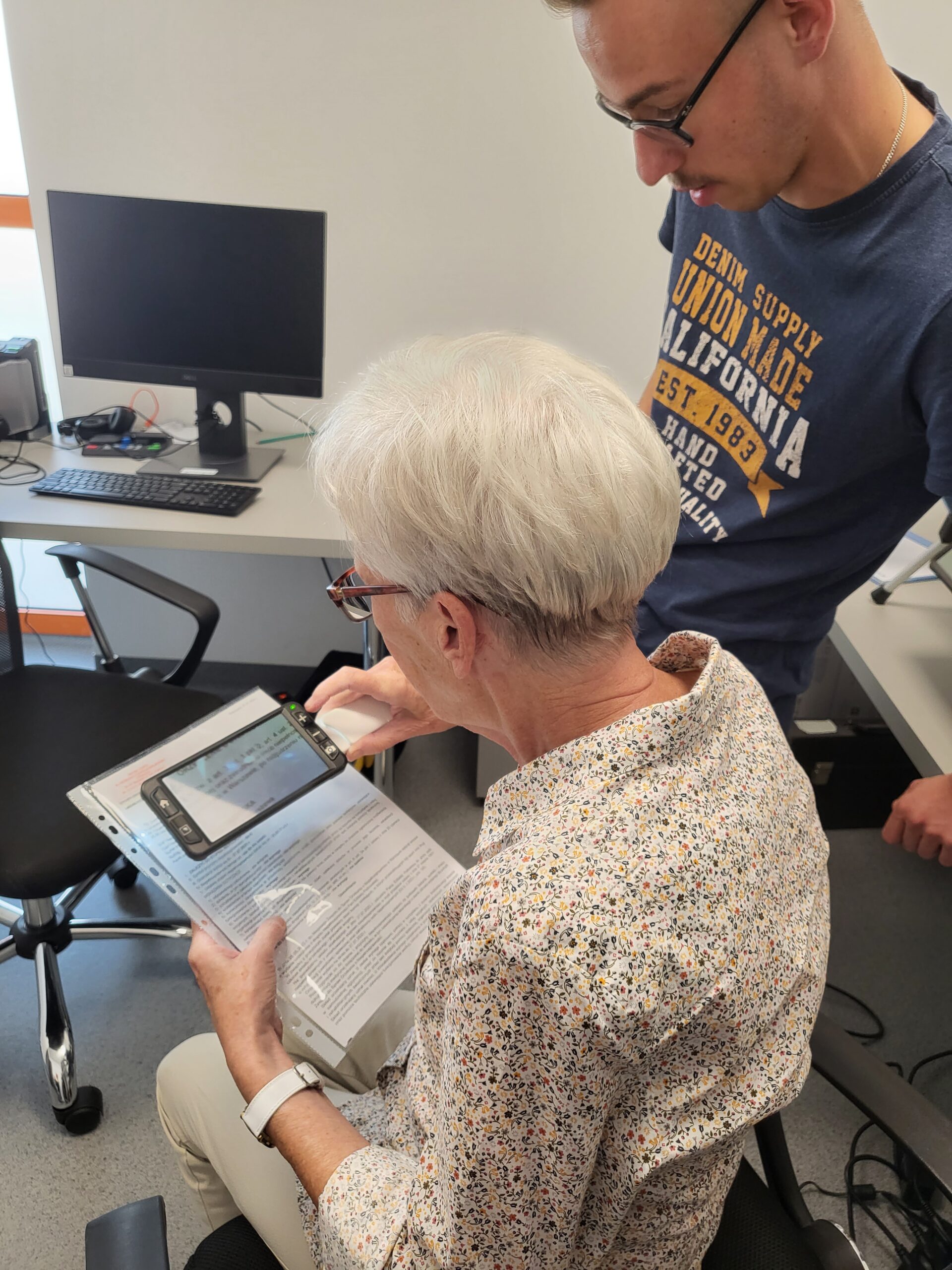 Starsza kobieta korzysta z lupy.