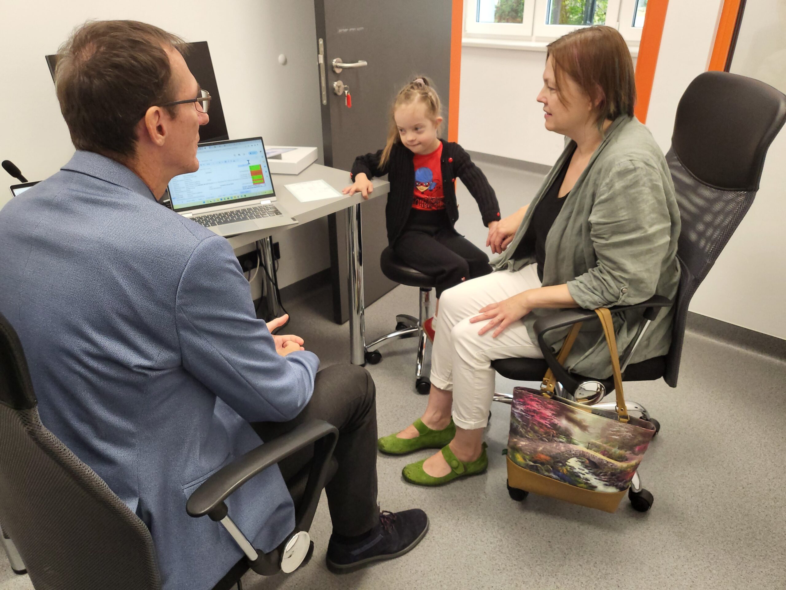 Dziewczynka z mamą oglądają urządzenia.