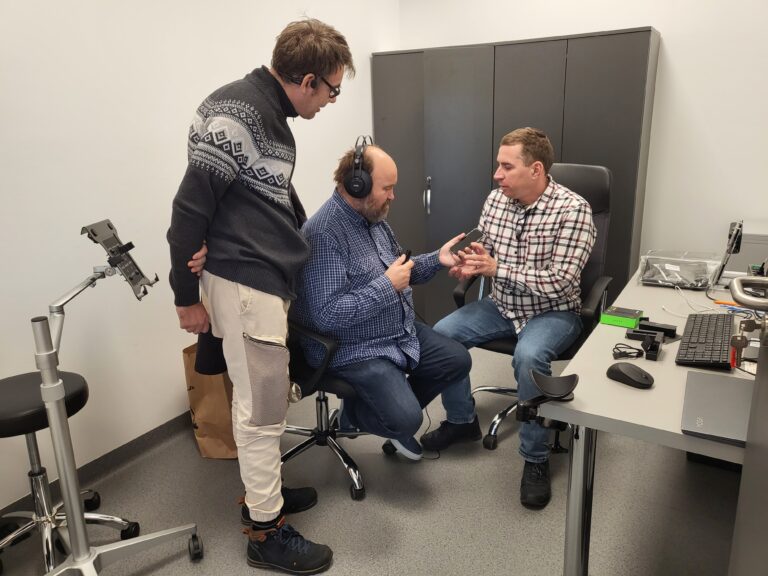 Niewidomy mężczyzna ogląda jedno z urządzeń.