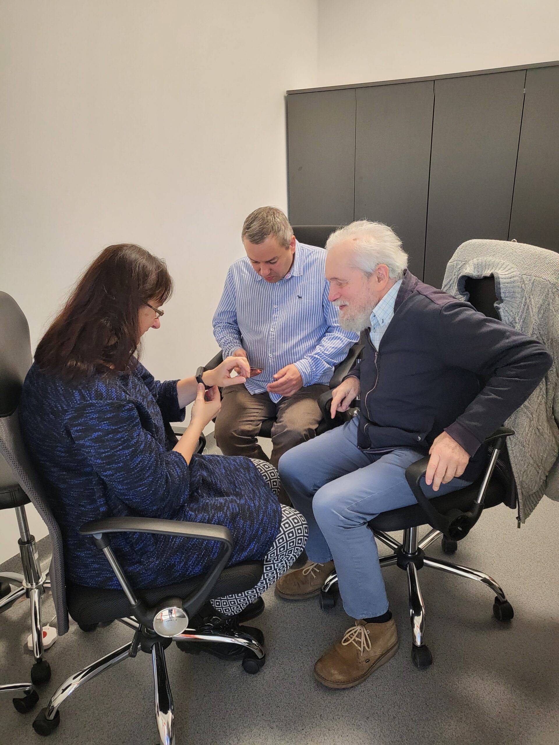 Starszy mężczyzna ogląda jedno z urządzeń.