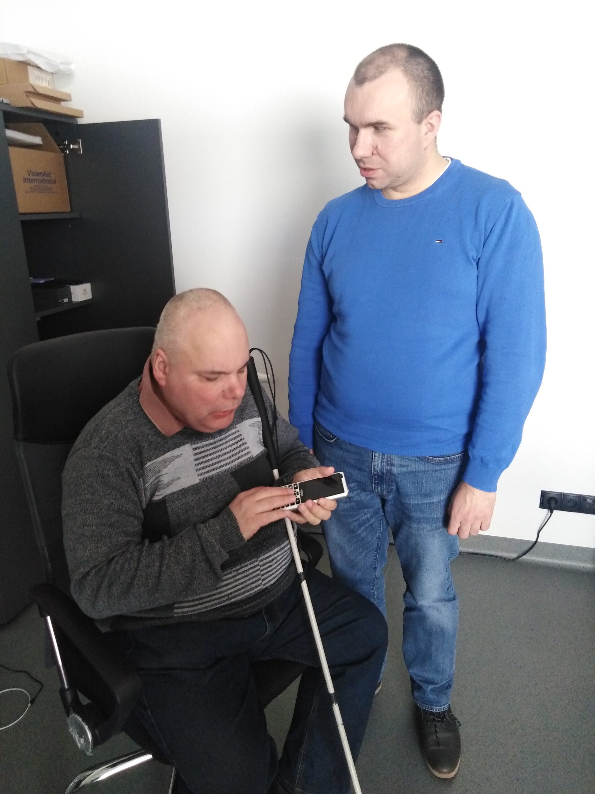 Niewidomy mężczyzna testuje telefon.