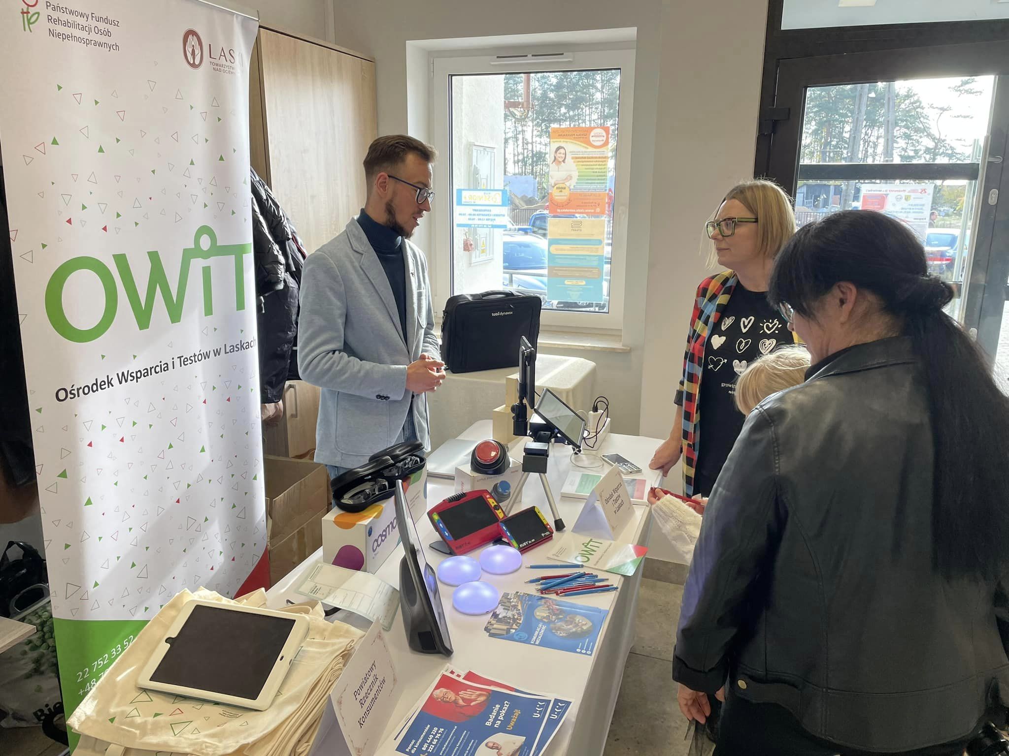 Pracownik przy stanowisku OWiT.