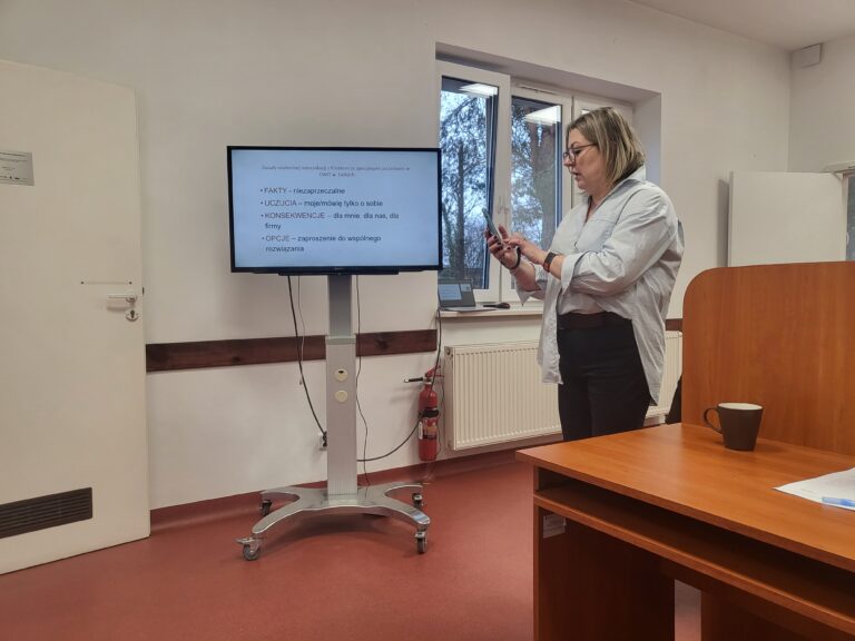 Wykładowca w trakcie szkolenia.