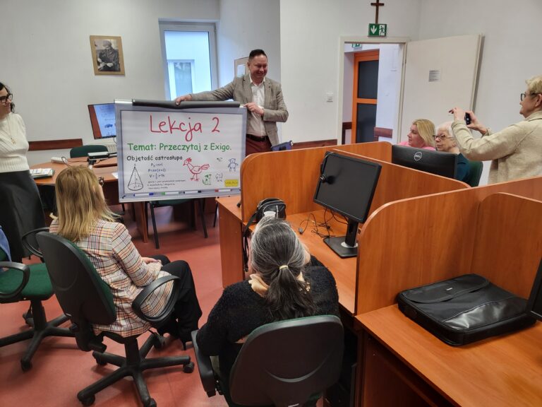 Pracownicy OWiT oglądają powiększalniki.