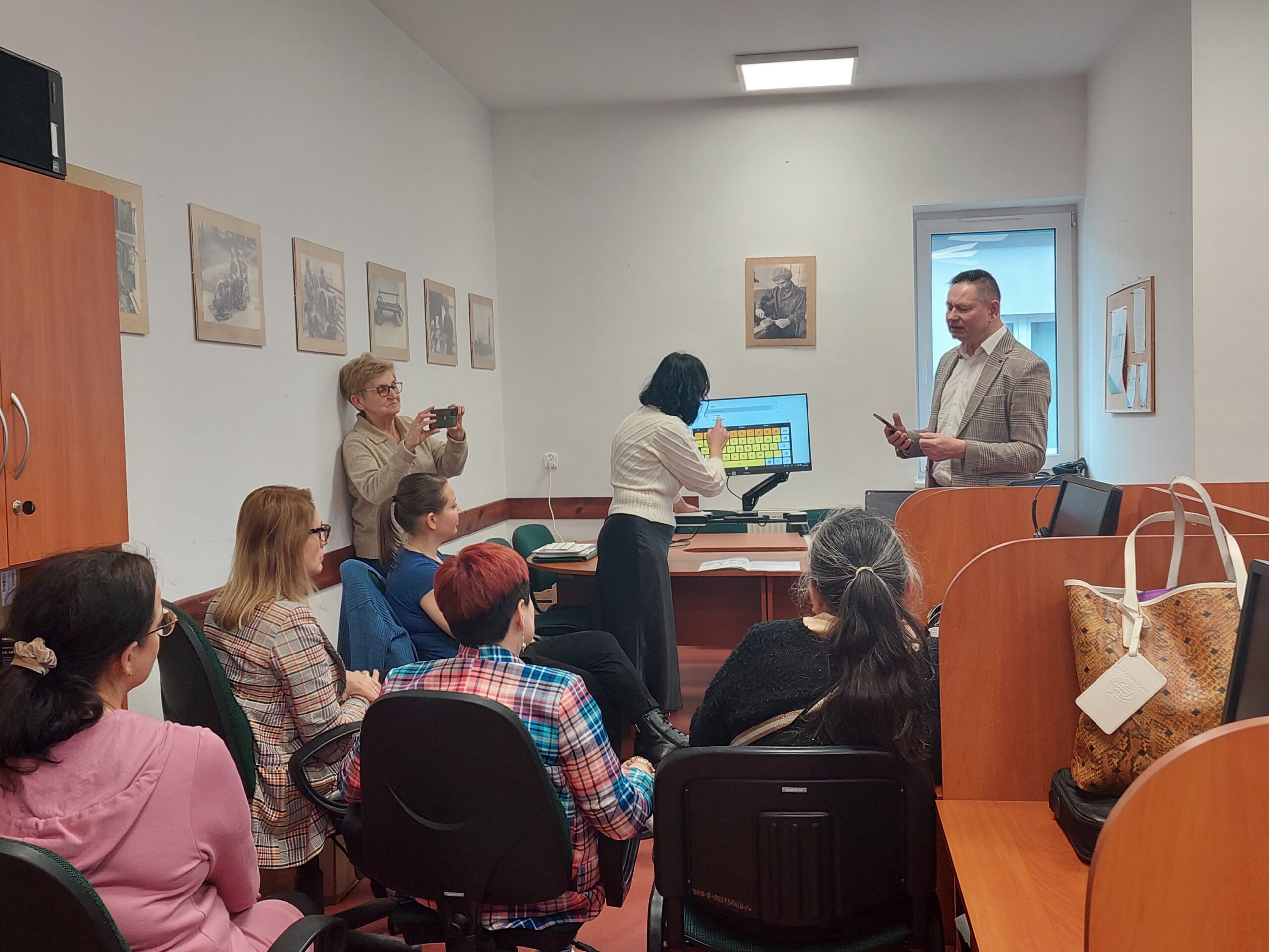 Pracownicy OWiT oglądają powiększalniki.