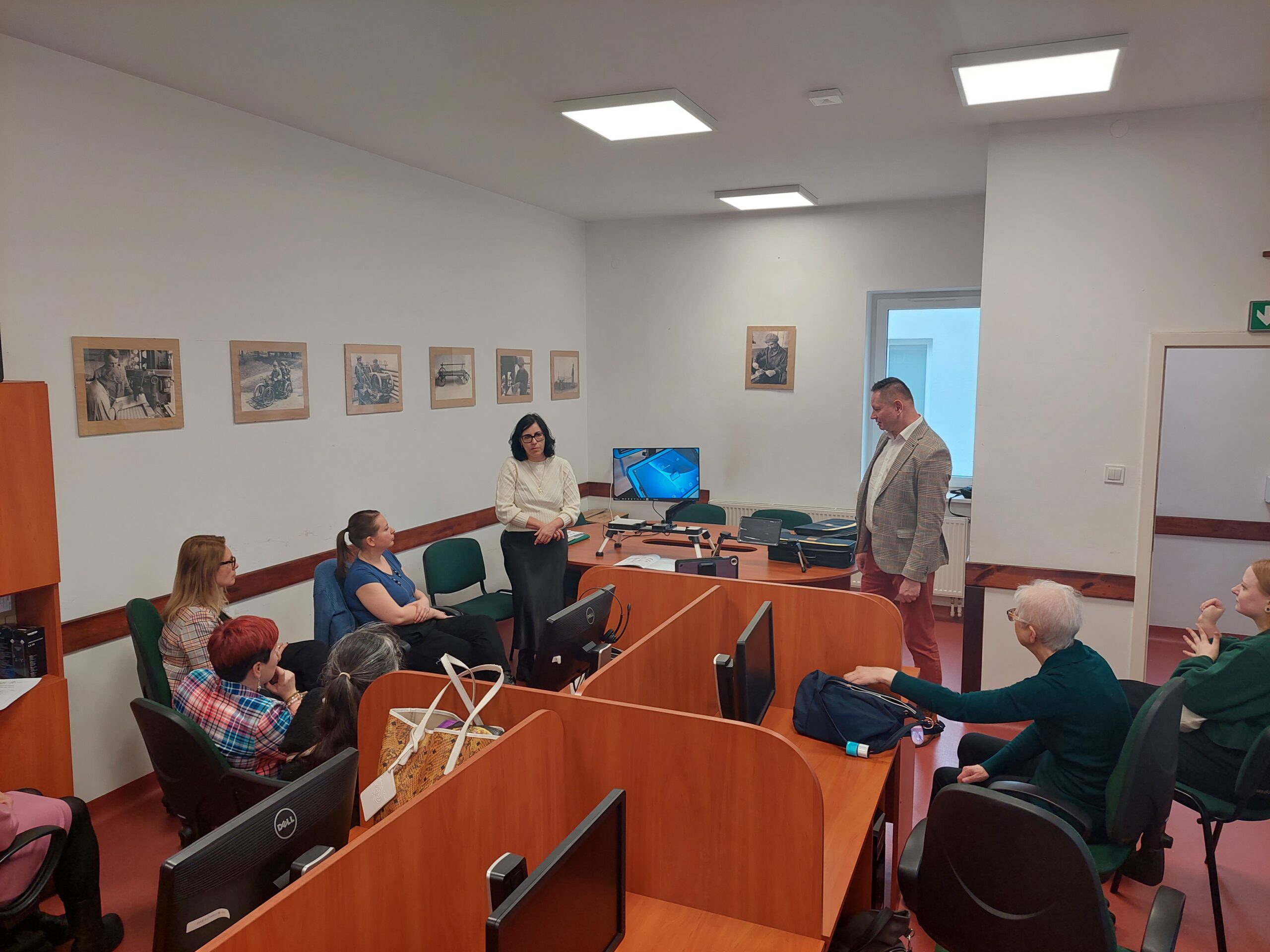 Pracownicy OWiT oglądają powiększalniki.