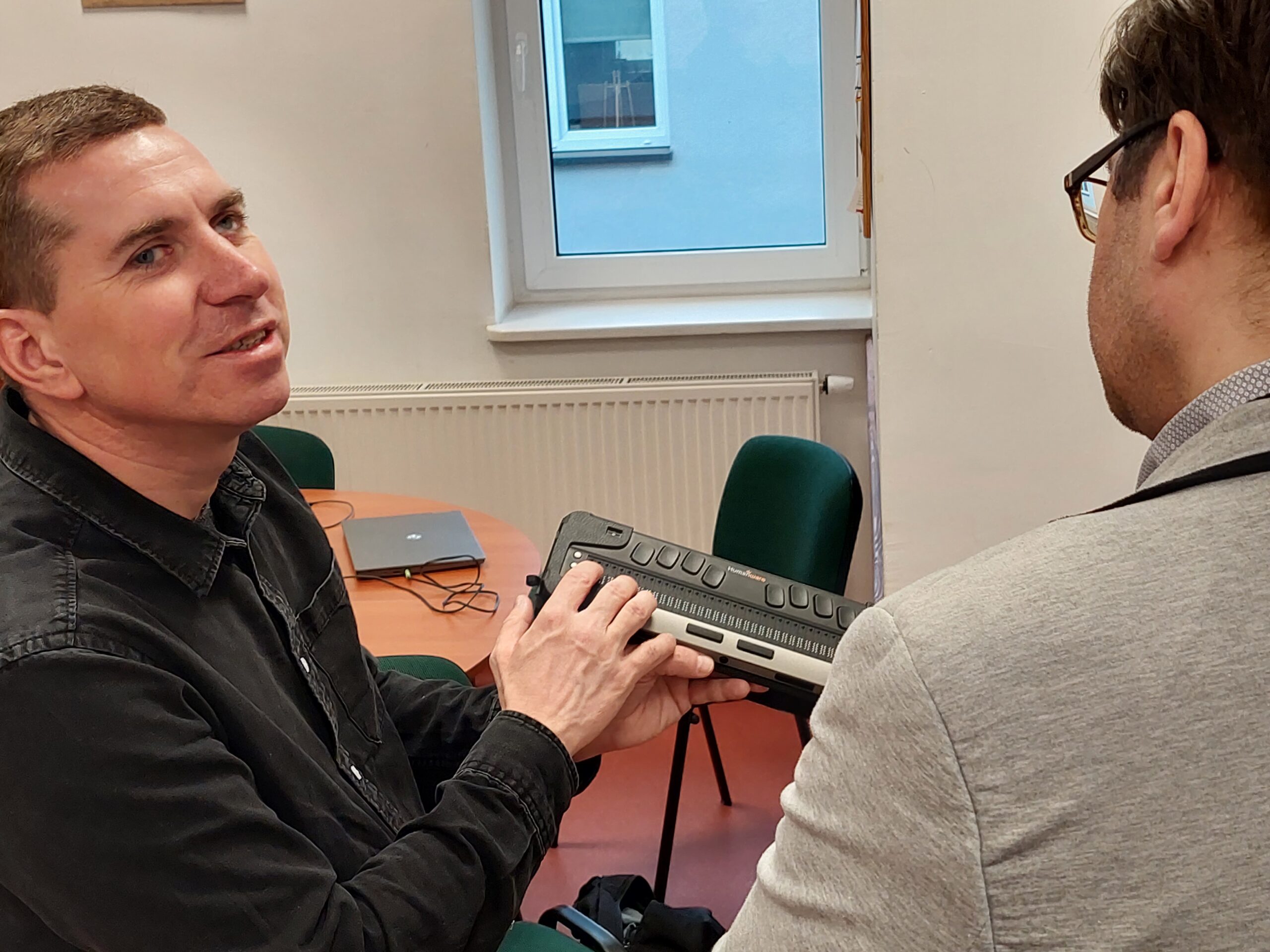 Jeden z uczniów ogląda urządzenie.