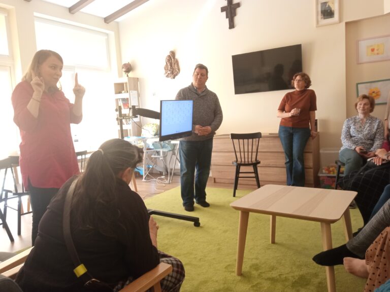 Pracownicy oglądają urządzenie C-Eye.