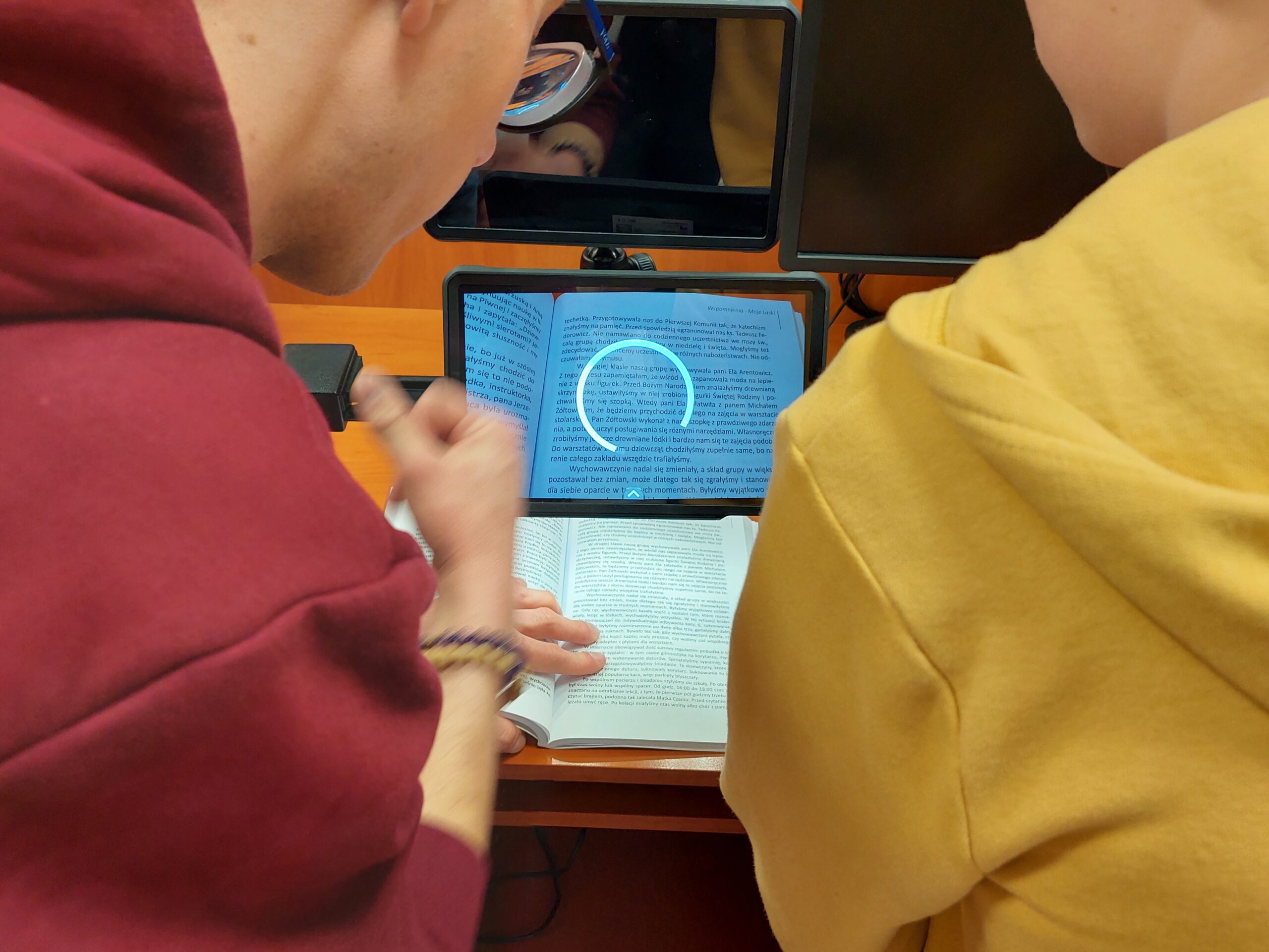 Uczniowie testują tablet.