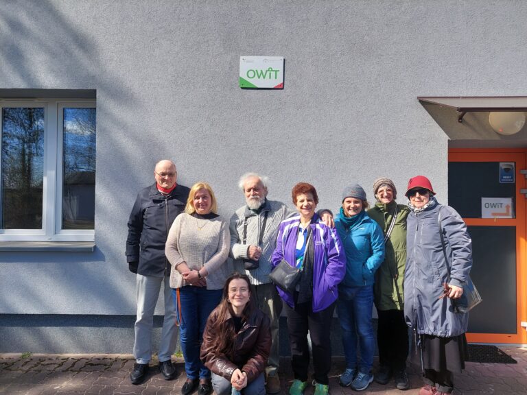 Zebrani przed budynkiem OWiT