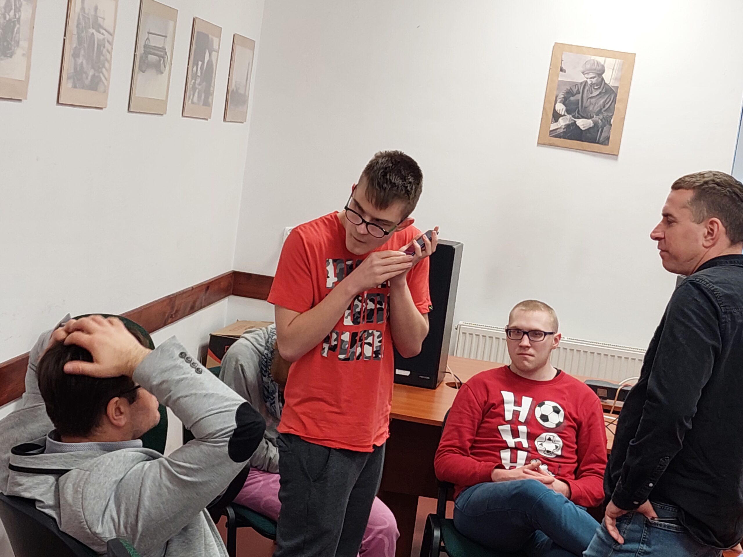 Uczniowie uczą się obsługi nowych urządzeń.