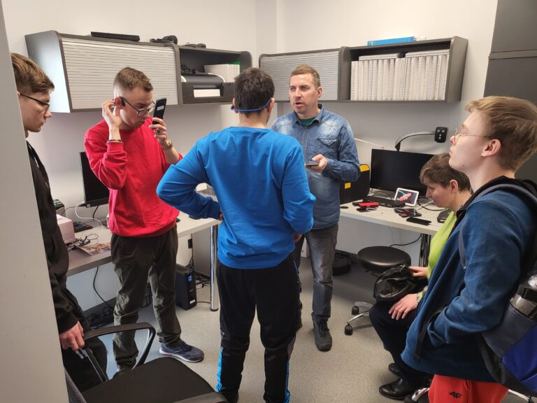 Uczniowie oglądają urządzenia w Ośrodku.