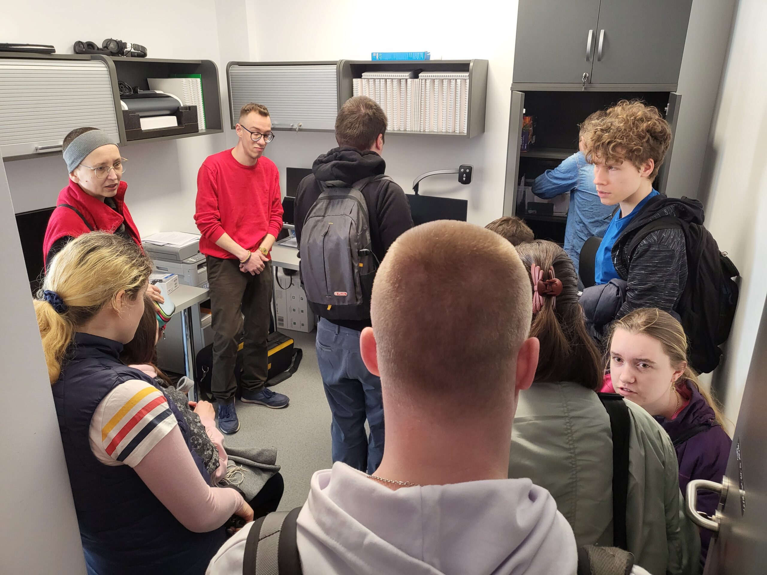 Uczniowie oglądają urządzenia w Ośrodku.