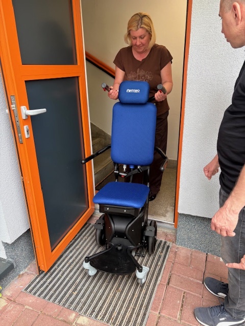 Pracownicy prezentują wóżek.