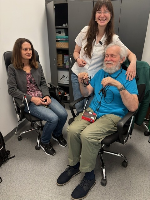 Goście testują działanie róznych urządzeń.