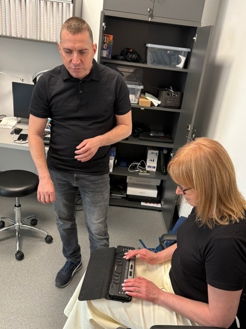 Goście testują działanie róznych urządzeń.