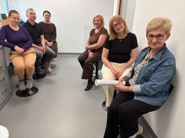 Wspólne zdjęcie uczestników spotkania w trakcie prezentacji.