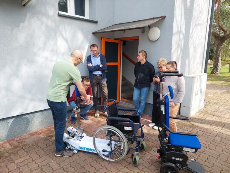 Pracownicy OWiT oglądają sprzęty przed budynkiem.