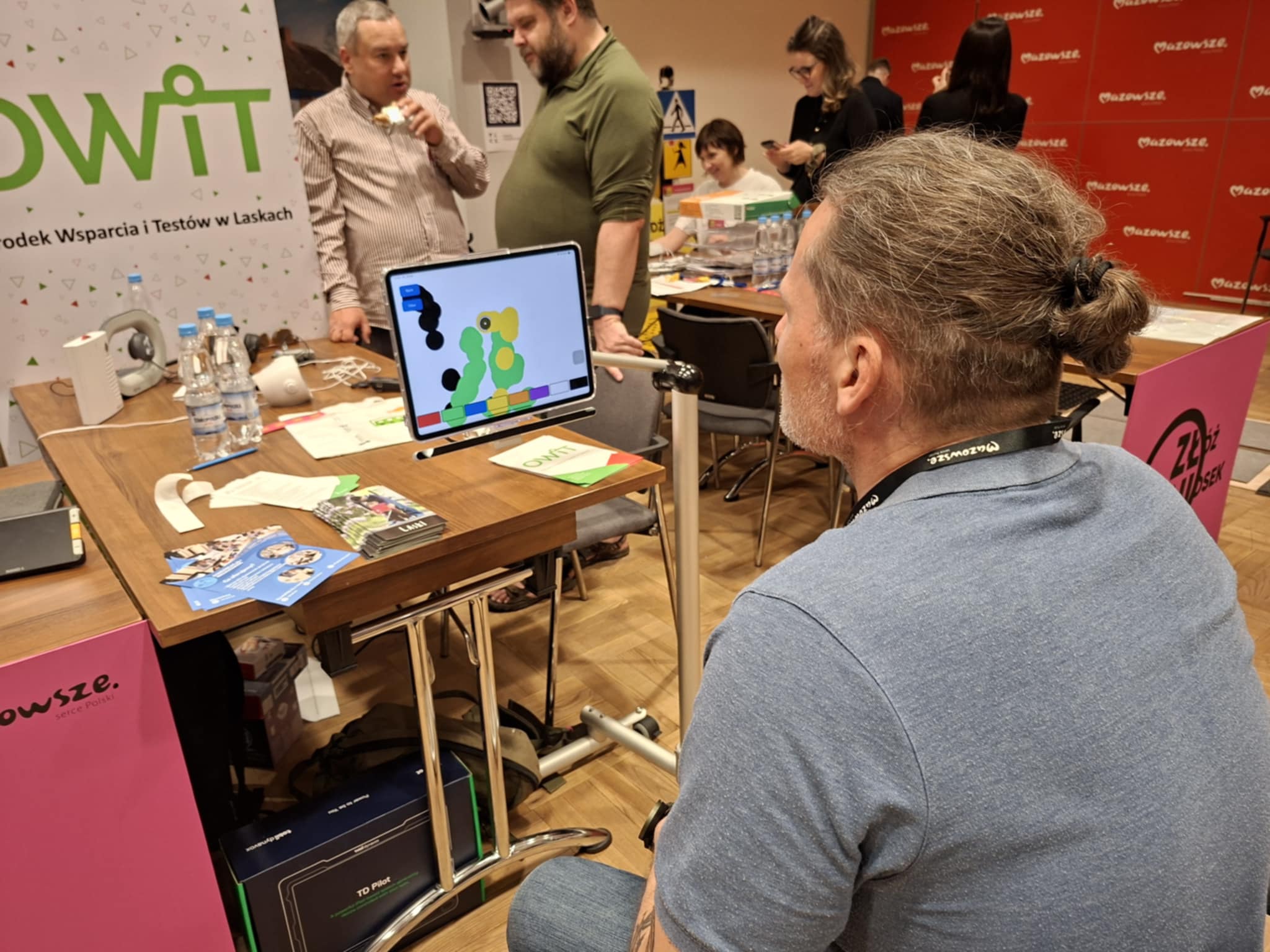 Pracownicy testują powiększalniki.