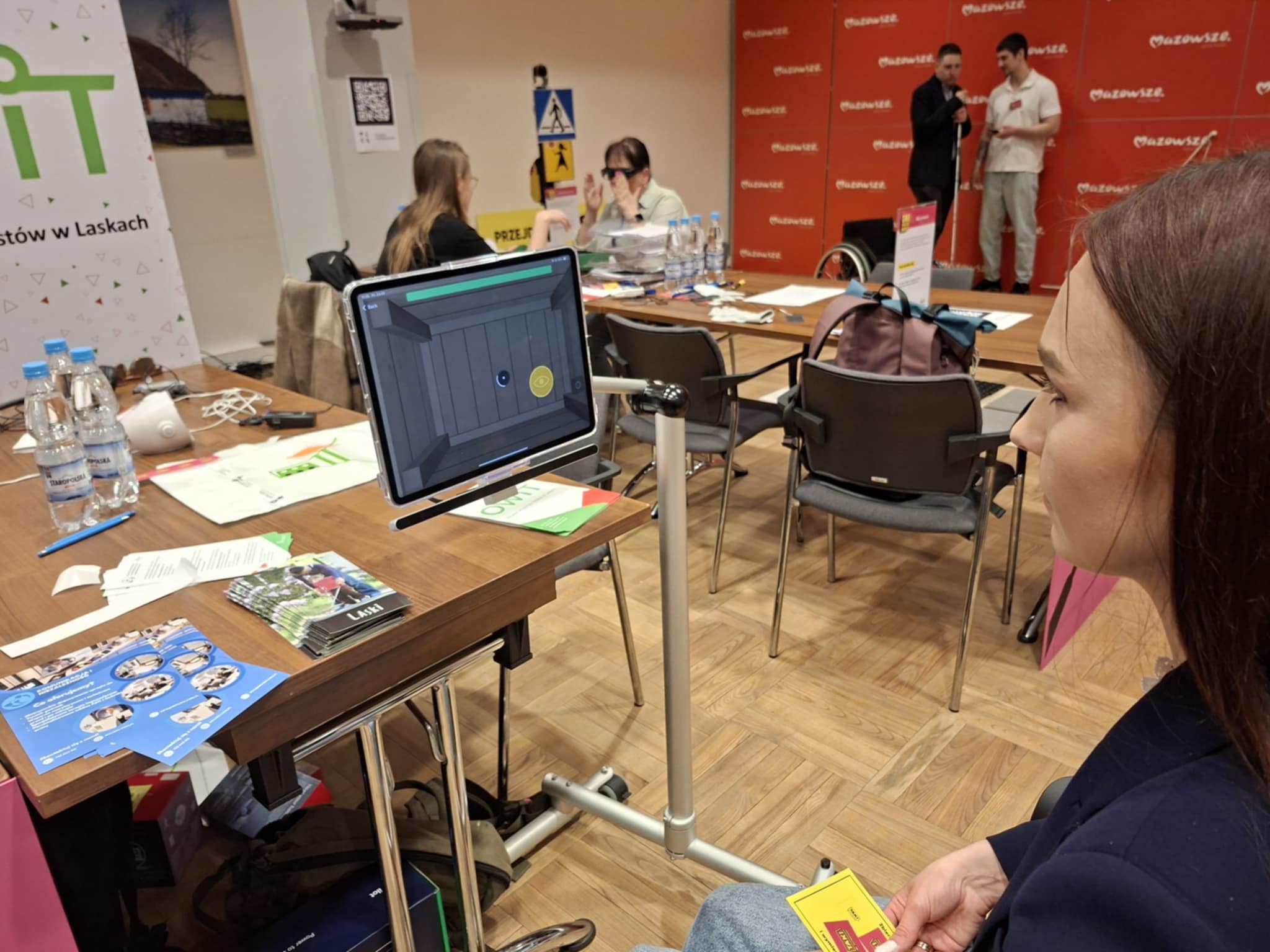 Pracownicy testują powiększalniki.