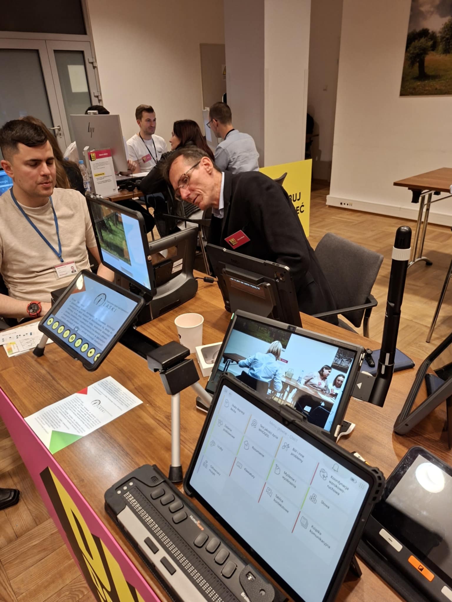 Pracownicy testują powiększalniki.