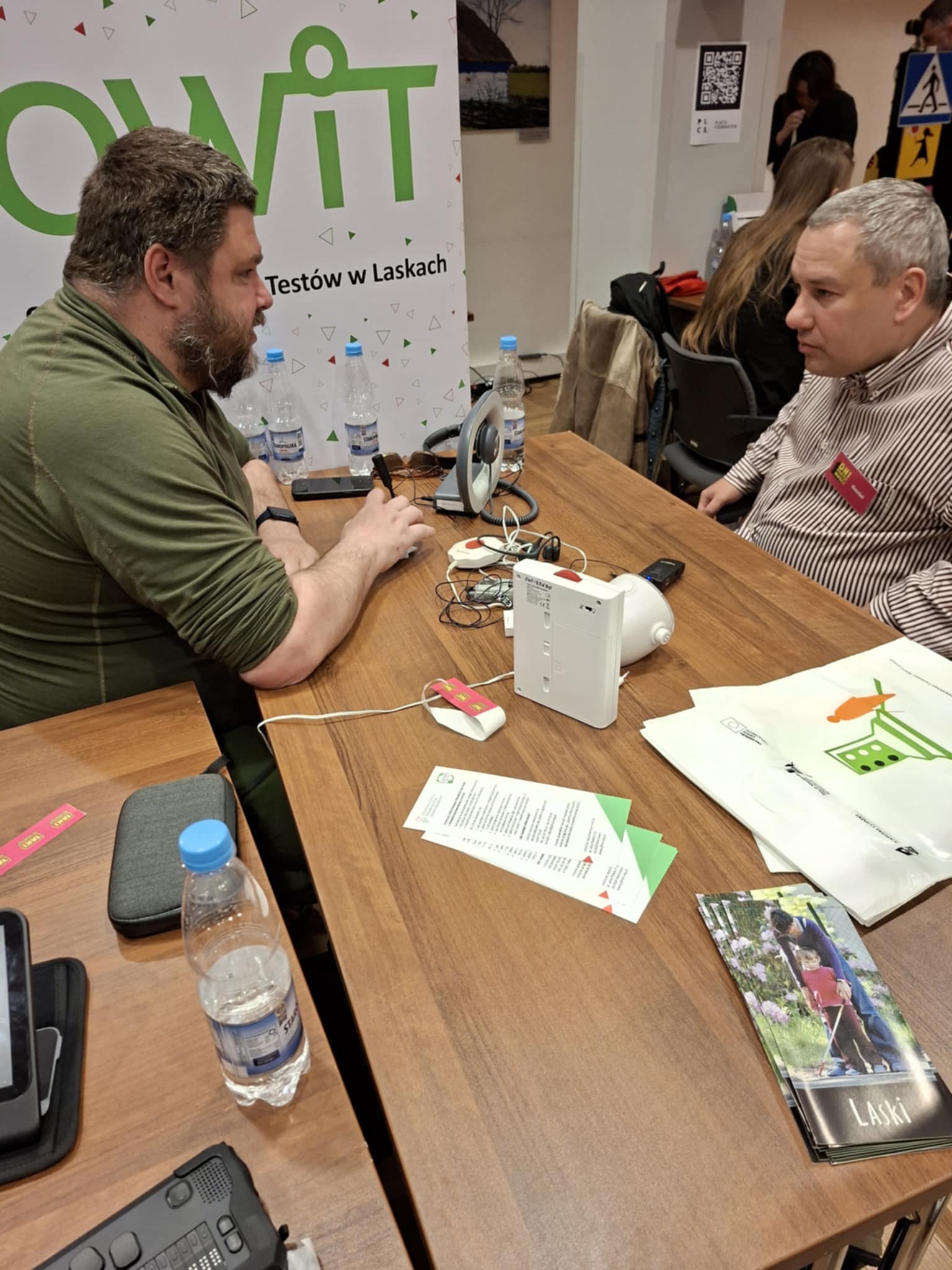 Pracownicy przedstawiają sprzęt OWiT