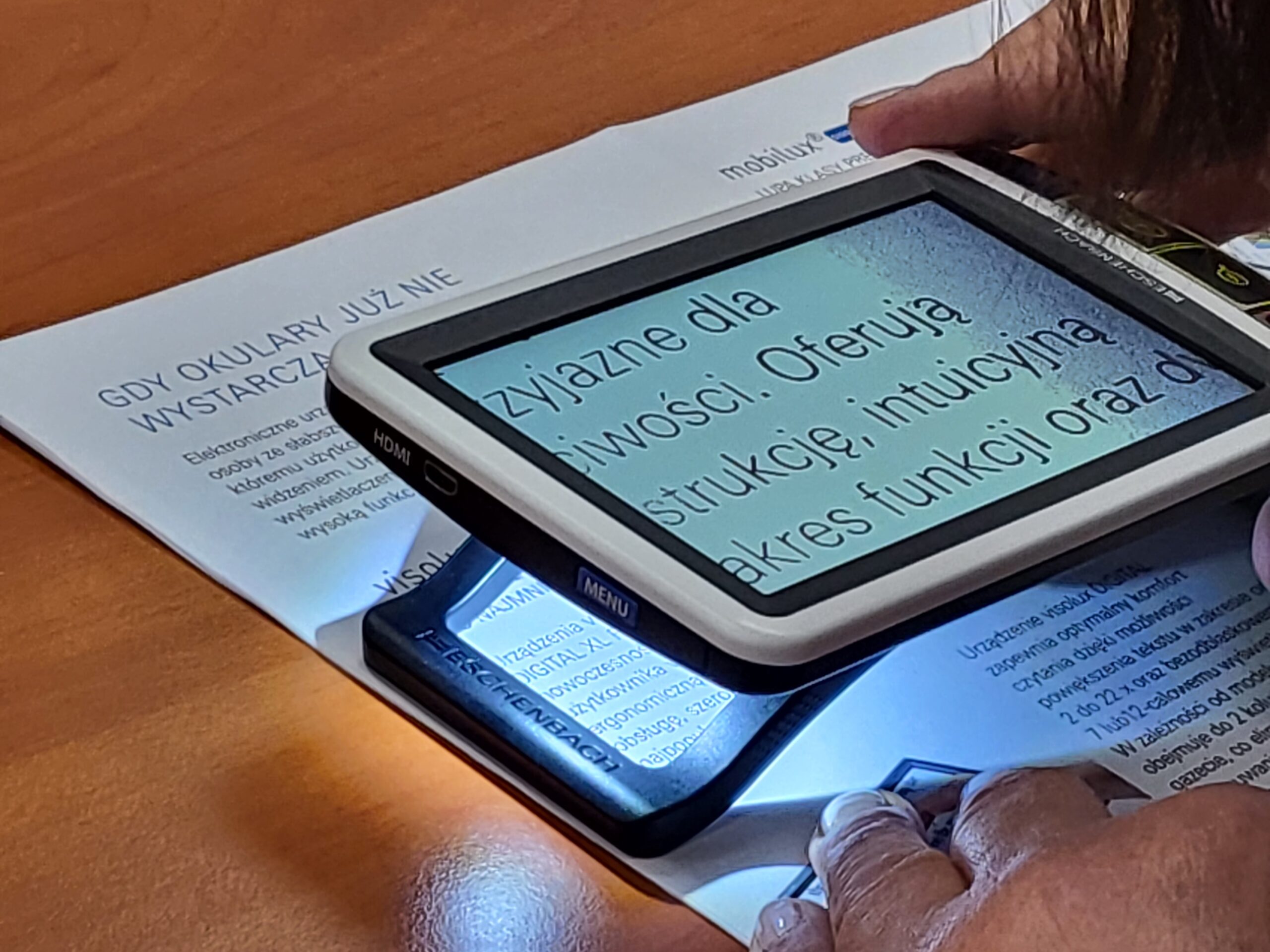 Powiększalnik na kartce papieru.