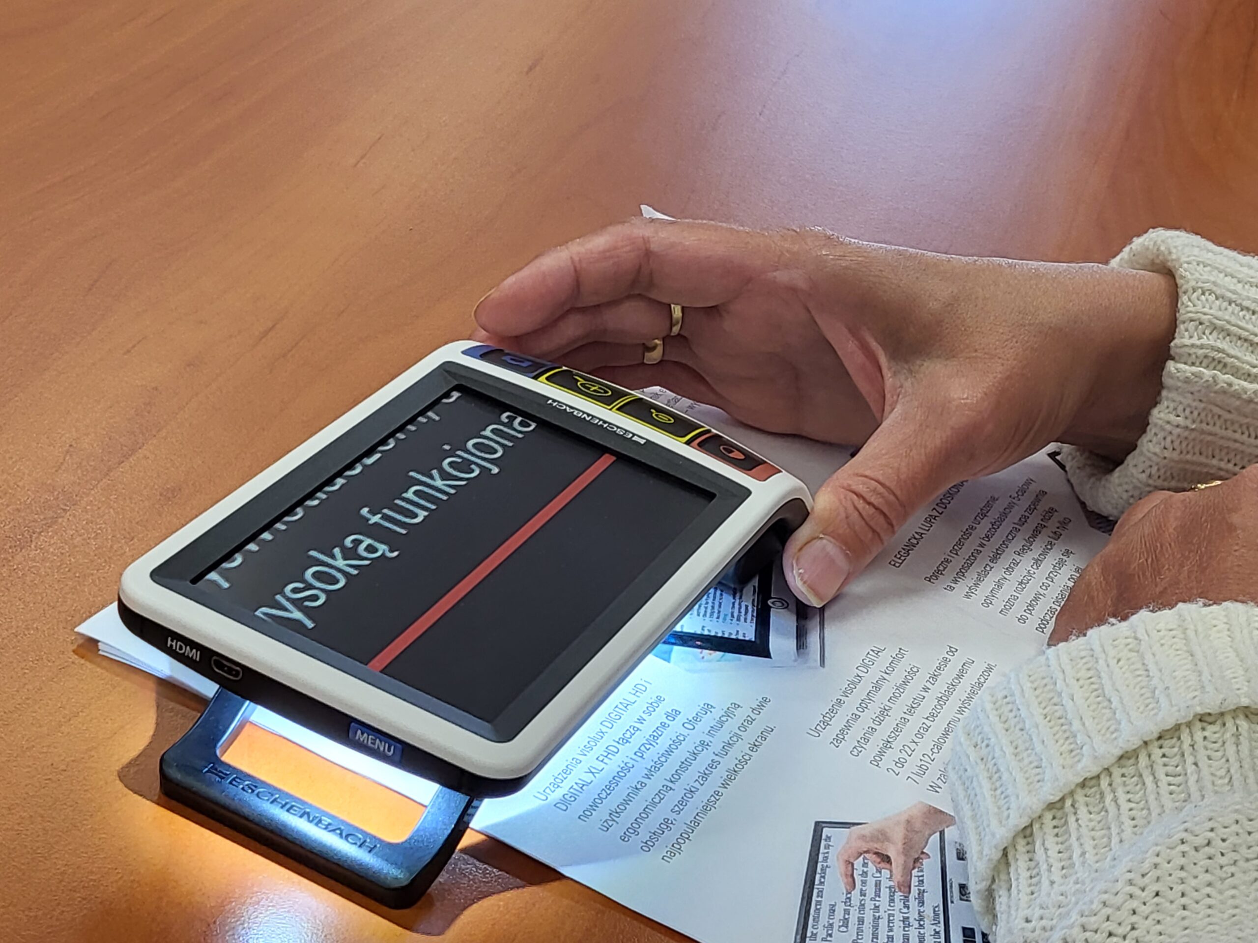 Powiekszalnik w dłoni kobiety.