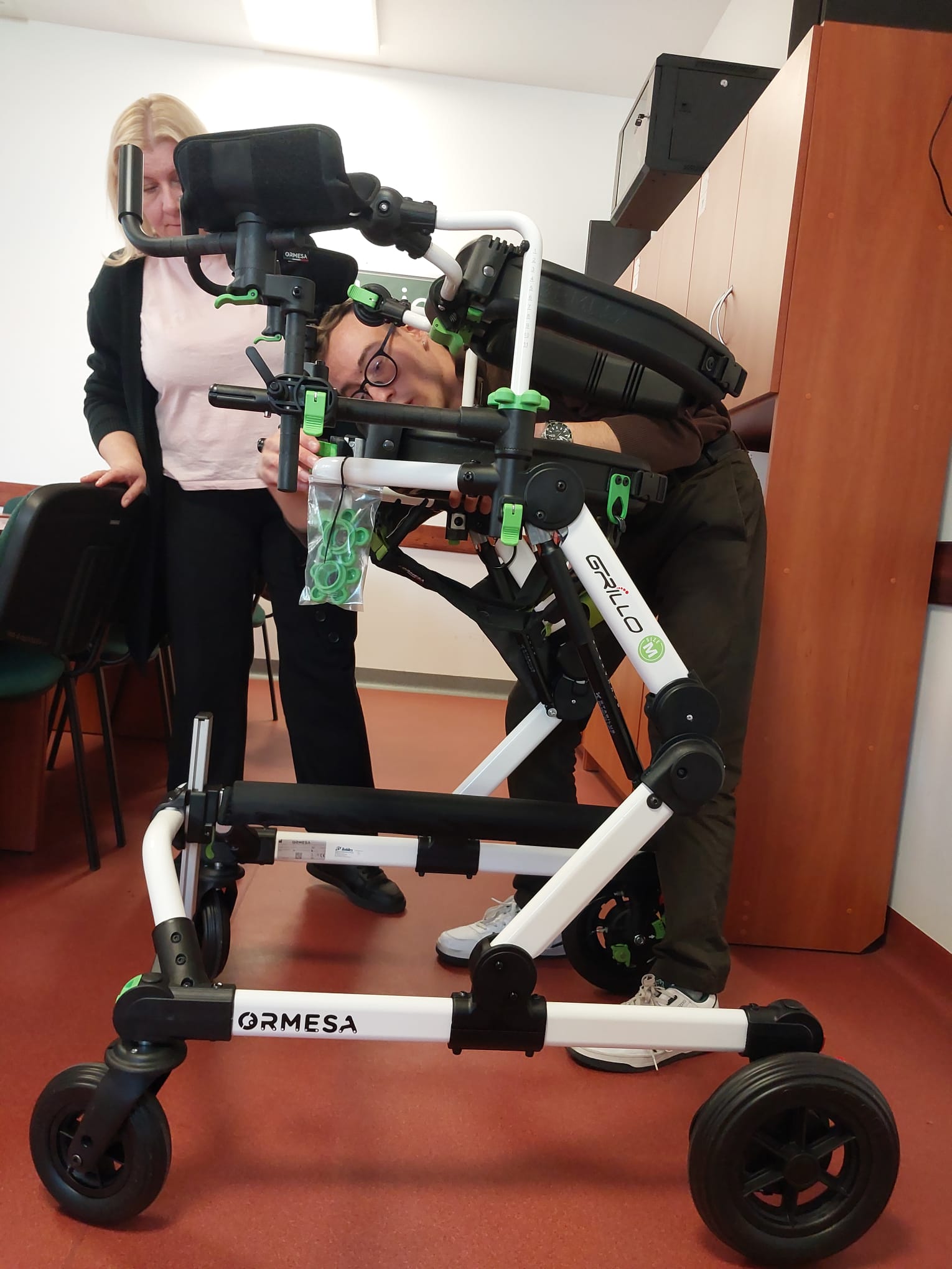 Pracownicy z urządzeniem Grillo.