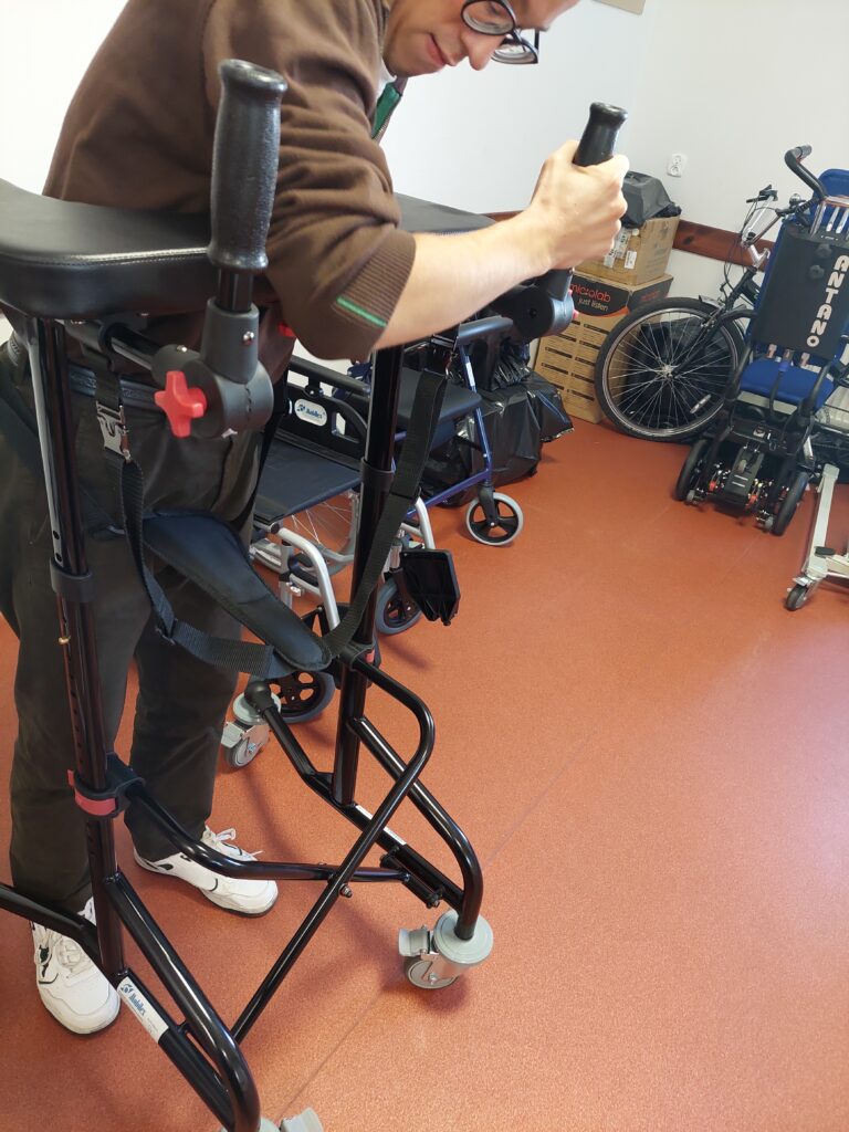 Pracownicy z podpórką DYNAWALK.