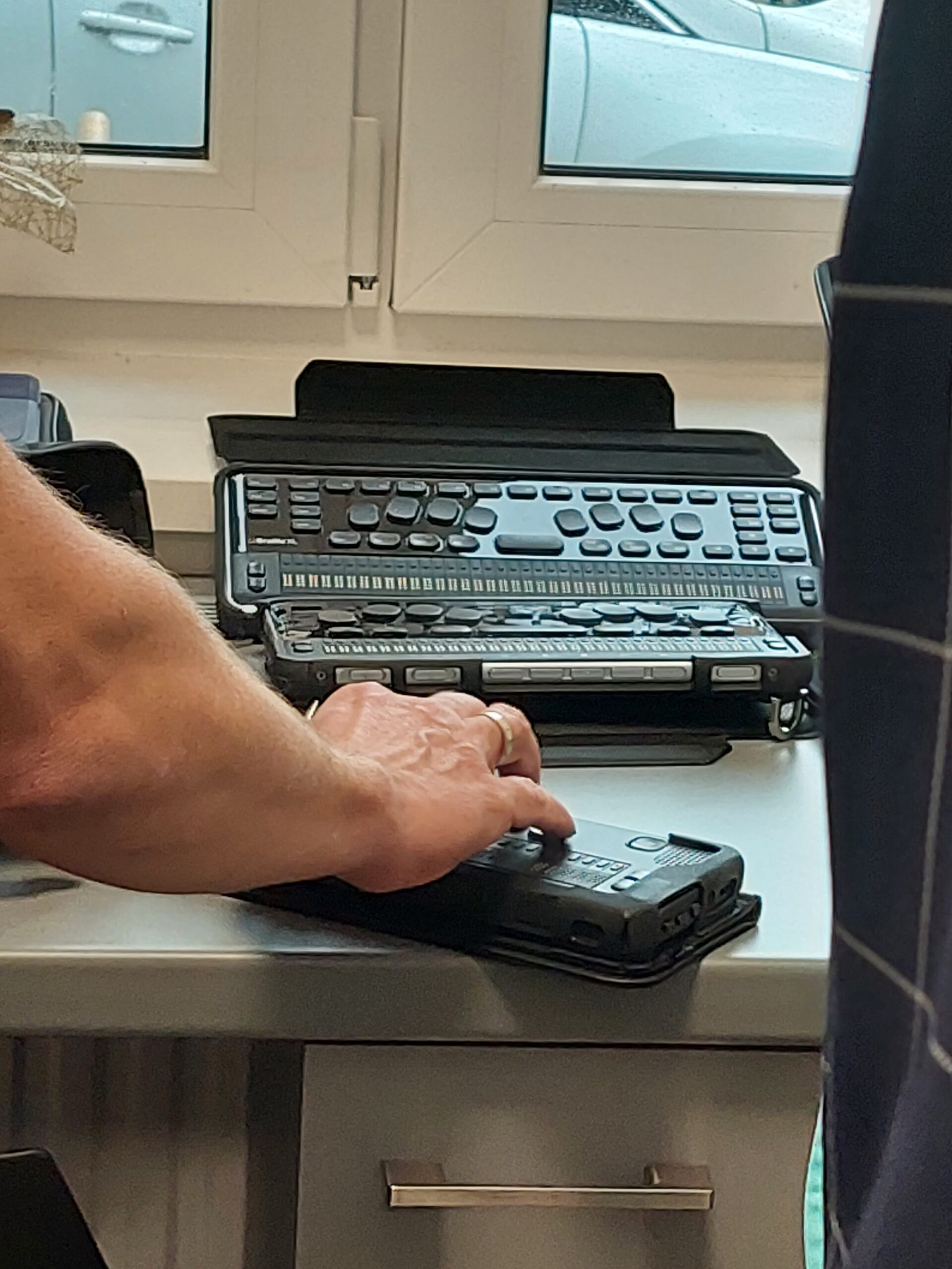 Dłoń obsługująca jeden ze sprzętów.