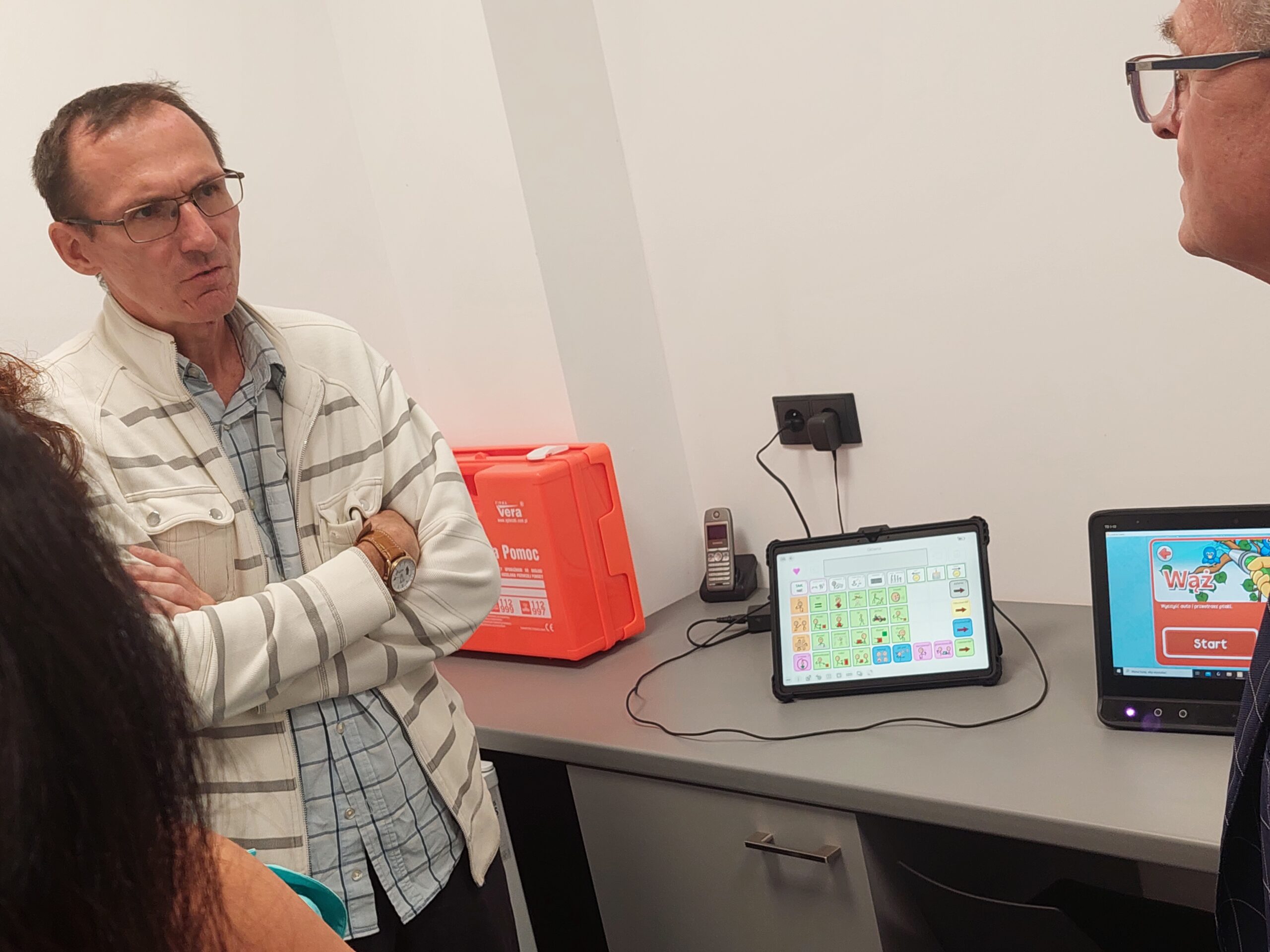 Pracownik prezentuje sprzęty.