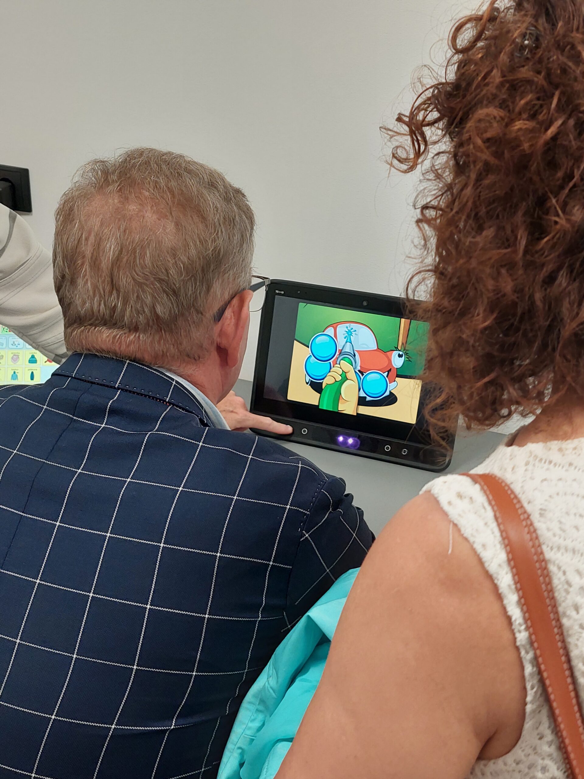 Pracownik prezentuje sprzęty.