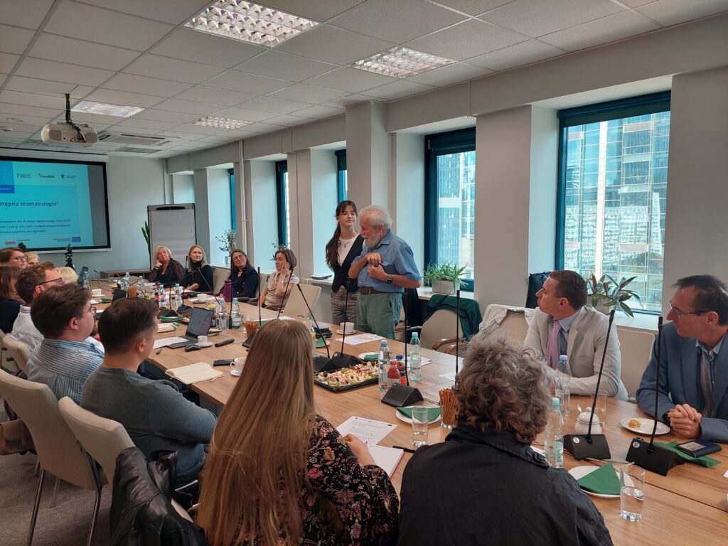 Zespół przy stole konferencyjnym.