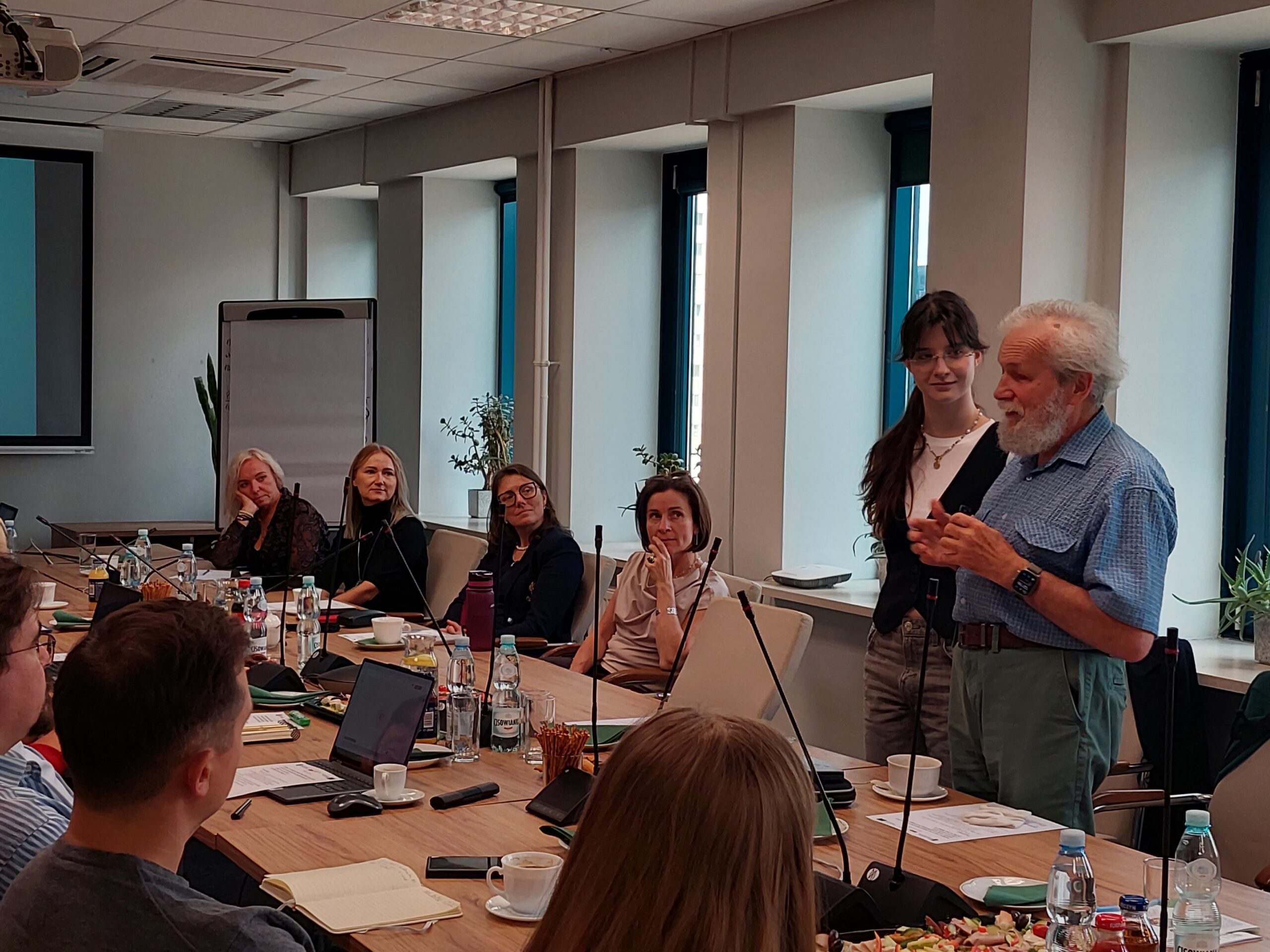 Zespół przy stole konferencyjnym.