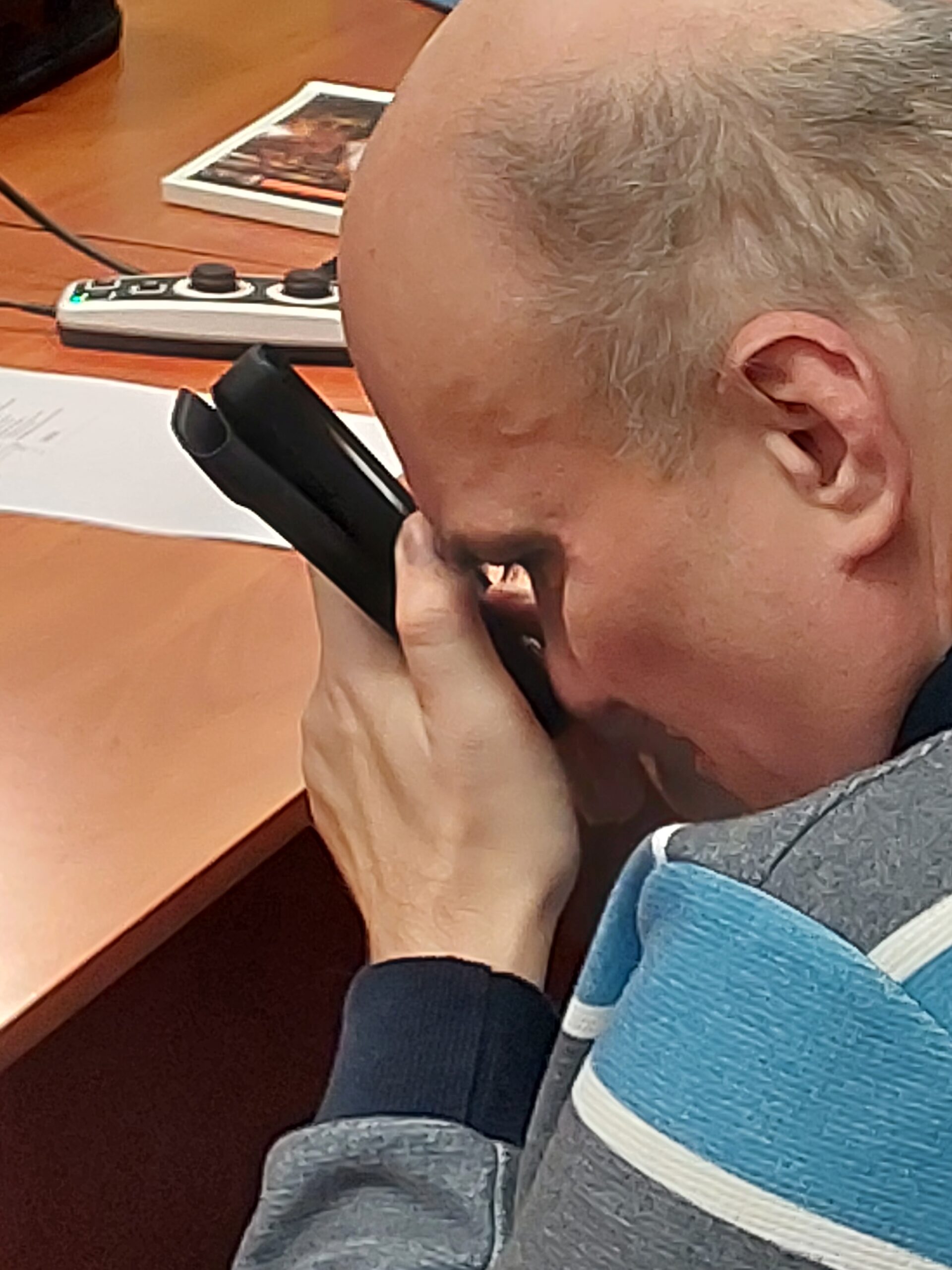 Uczestnik oglądający sprzęt