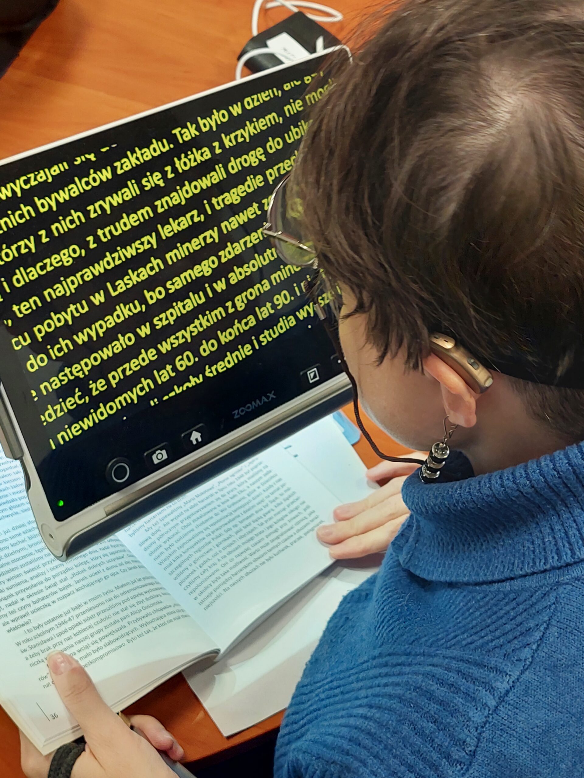 Uczestniczka testuje powiększalnik