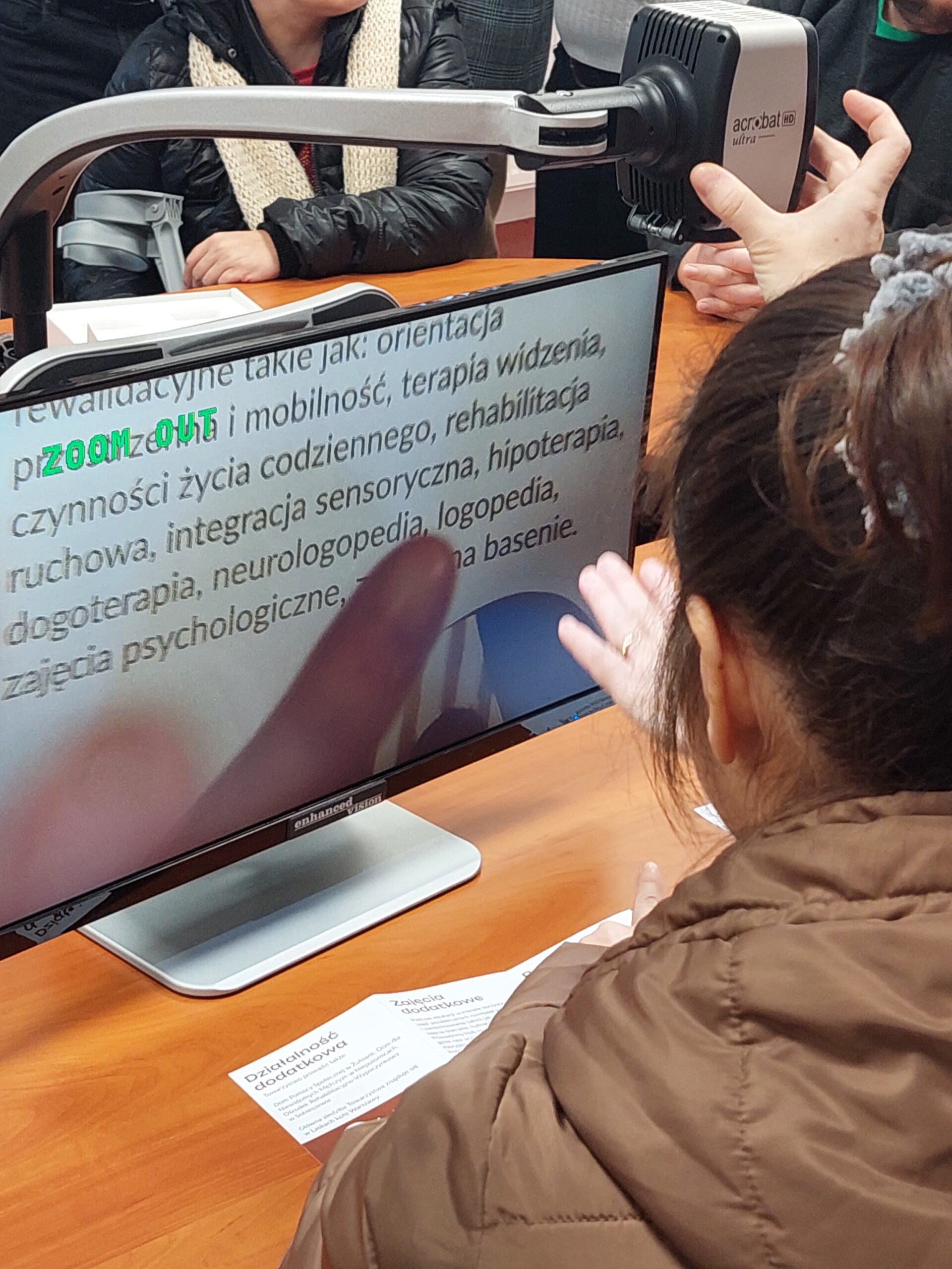 Uczestniczka testuje powiększalnik