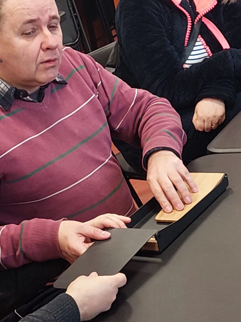 Współpracownik OWiT ogląda sprzęt