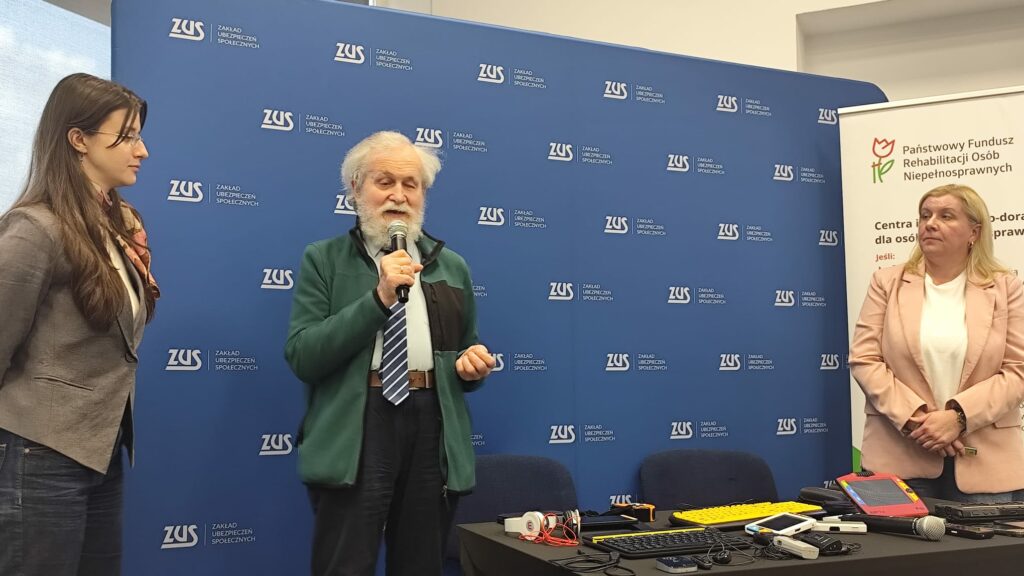 Przemawiający specjalista OWiT Laski