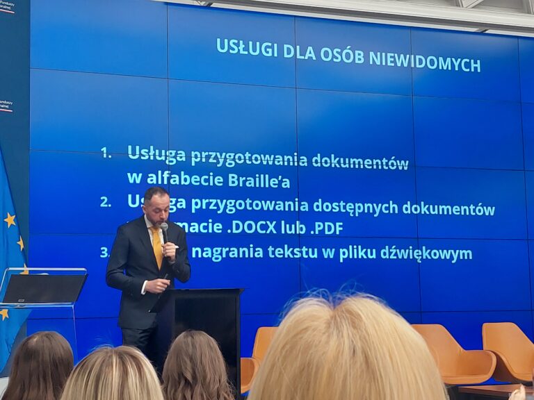 Przemawiający Prezes Polskiego Związku Głuchych
